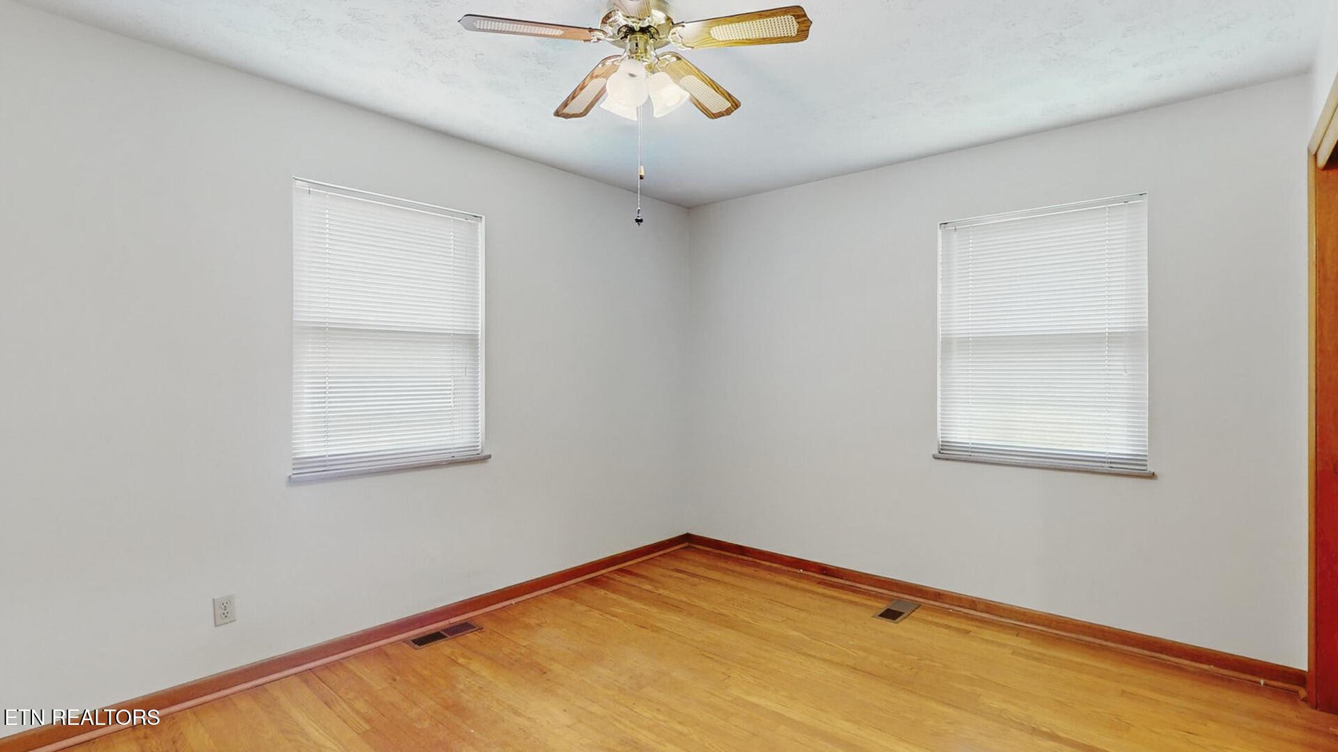 4004 Deerfield Road Knoxville, TN 37921 - Photo 21 of 34 an empty room with a window