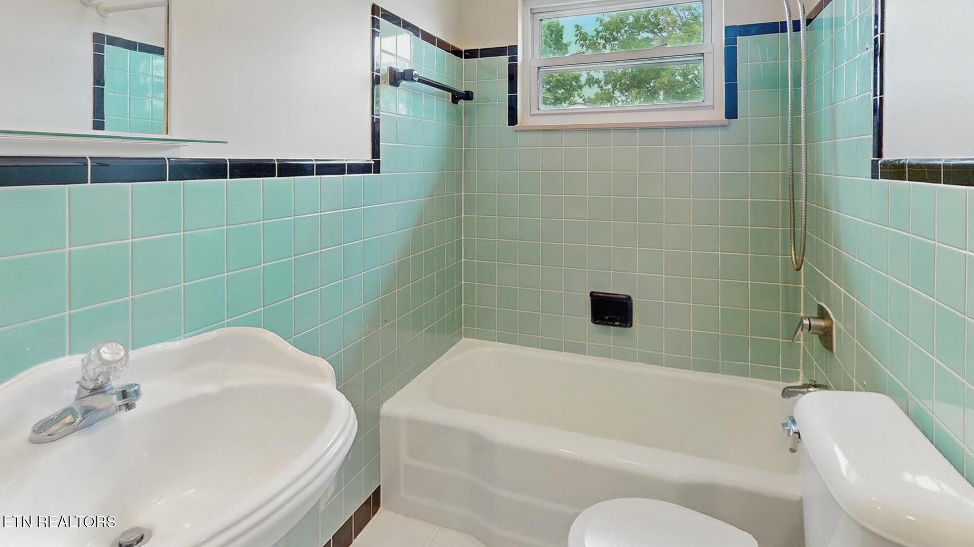 4004 Deerfield Road Knoxville, TN 37921 - Photo 23 of 34 a bathroom with a bathtub toilet and sink