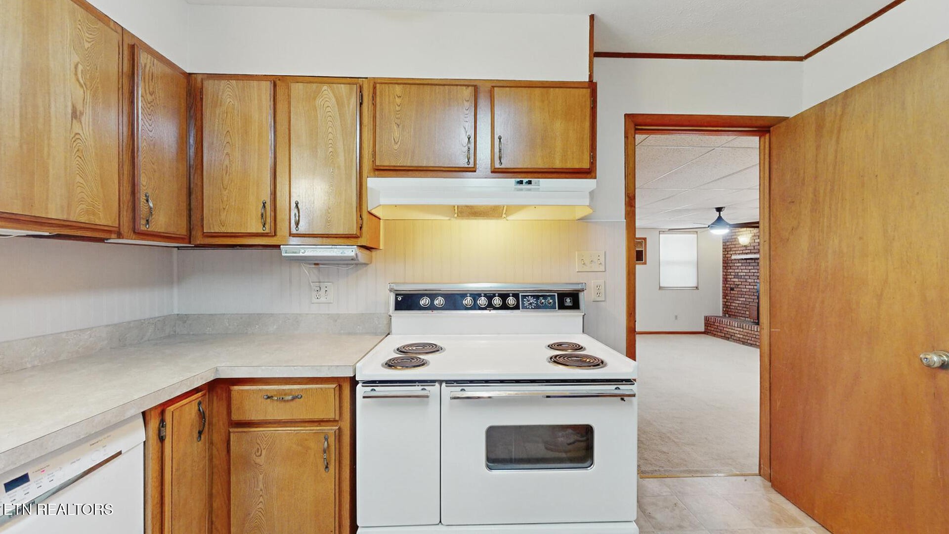 4004 Deerfield Road Knoxville, TN 37921 - Photo 8 of 34 a stove top oven sitting inside of a kitchen