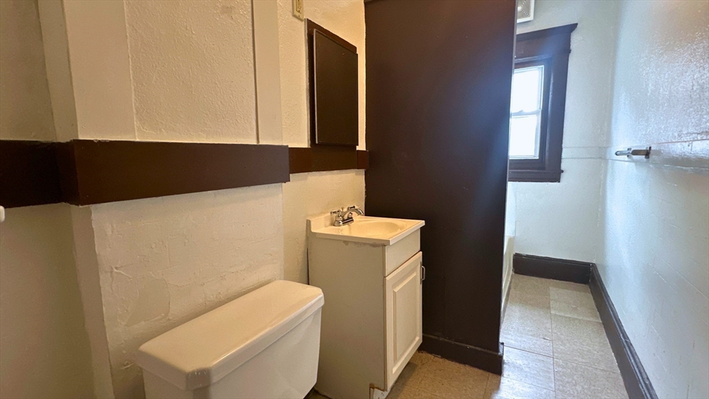 58 Lester Street, Unit 1L Springfield, MA 01108 - Photo 5 of 7 a utility room with dryer and washer