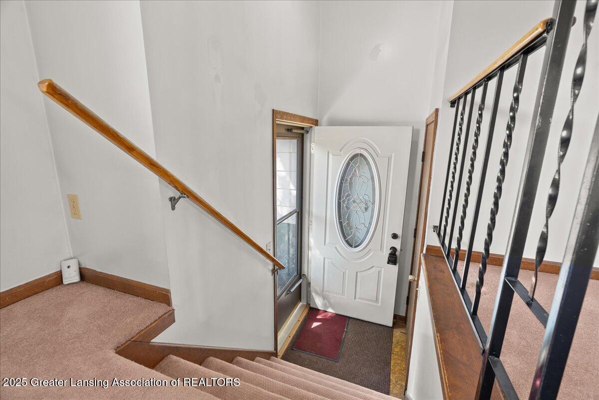 2656 Gilbert Road Lansing, MI 48911 - Photo 4 of 32 06-Media Jett - 10