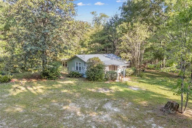 a view of a house with backyard