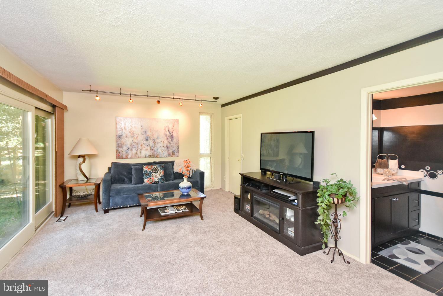 5348 Lightning View Road Columbia, MD 21045 - Photo 11 of 29 Living Room