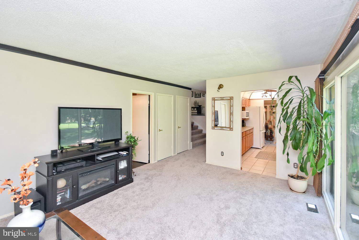 5348 Lightning View Road Columbia, MD 21045 - Photo 12 of 29 Living Room