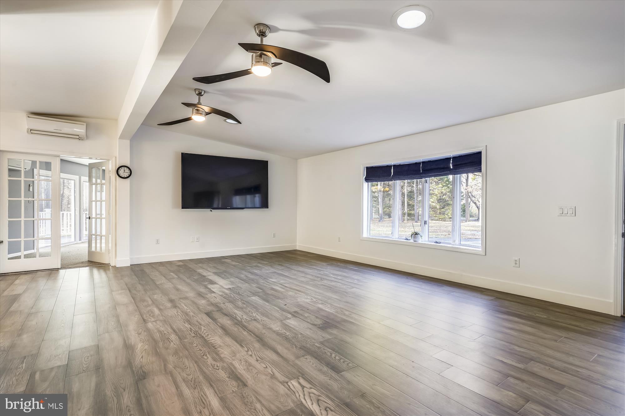 25545 Chance Farm Road St. Michaels, MD 21663 - Photo 9 of 47 Living room with ceiling fans
