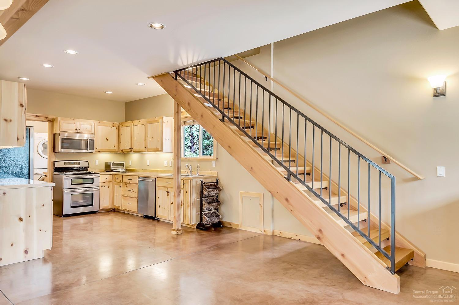 64352 Hunnell Road Bend, OR 97703 - Photo 5 of 25 Additional Photo