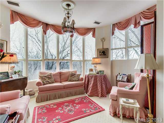964 Cherokee Road, Unit E6 Charlotte, NC 28207 - Photo 6 of 16 Gallery Image 6