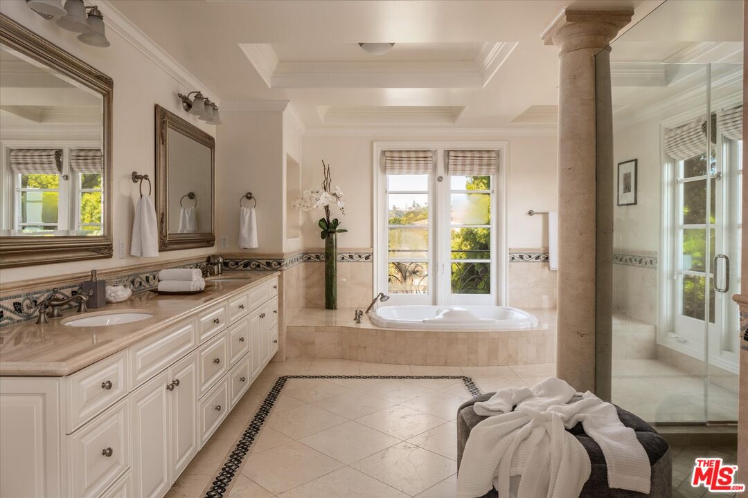 10814 Savona Road Los Angeles, CA 90077 - Photo 18 of 37 a spacious bathroom with sinks mirror and a bathtub