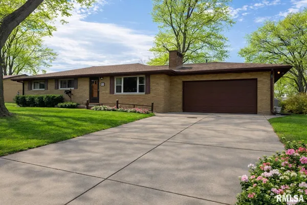 $220,000 | 604 South Elm Street, Washington, IL 61571