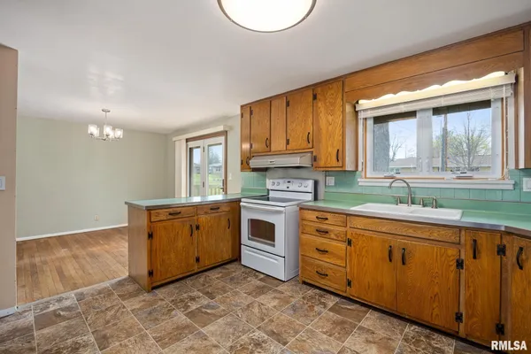 $220,000 | 604 South Elm Street, Washington, IL 61571