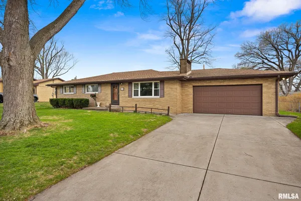 $220,000 | 604 South Elm Street, Washington, IL 61571