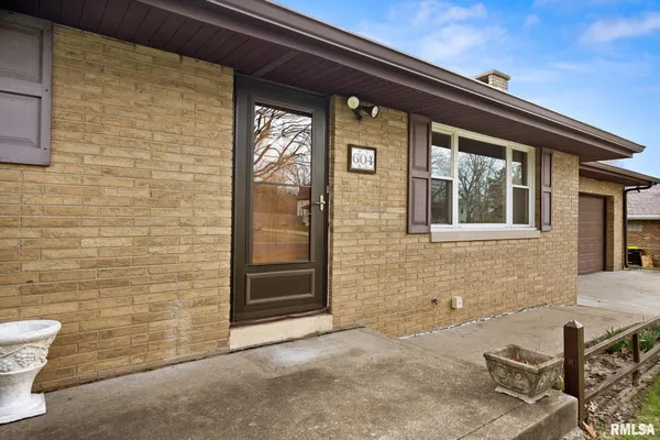 $220,000 | 604 South Elm Street, Washington, IL 61571