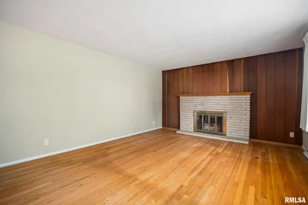 $220,000 | 604 South Elm Street, Washington, IL 61571