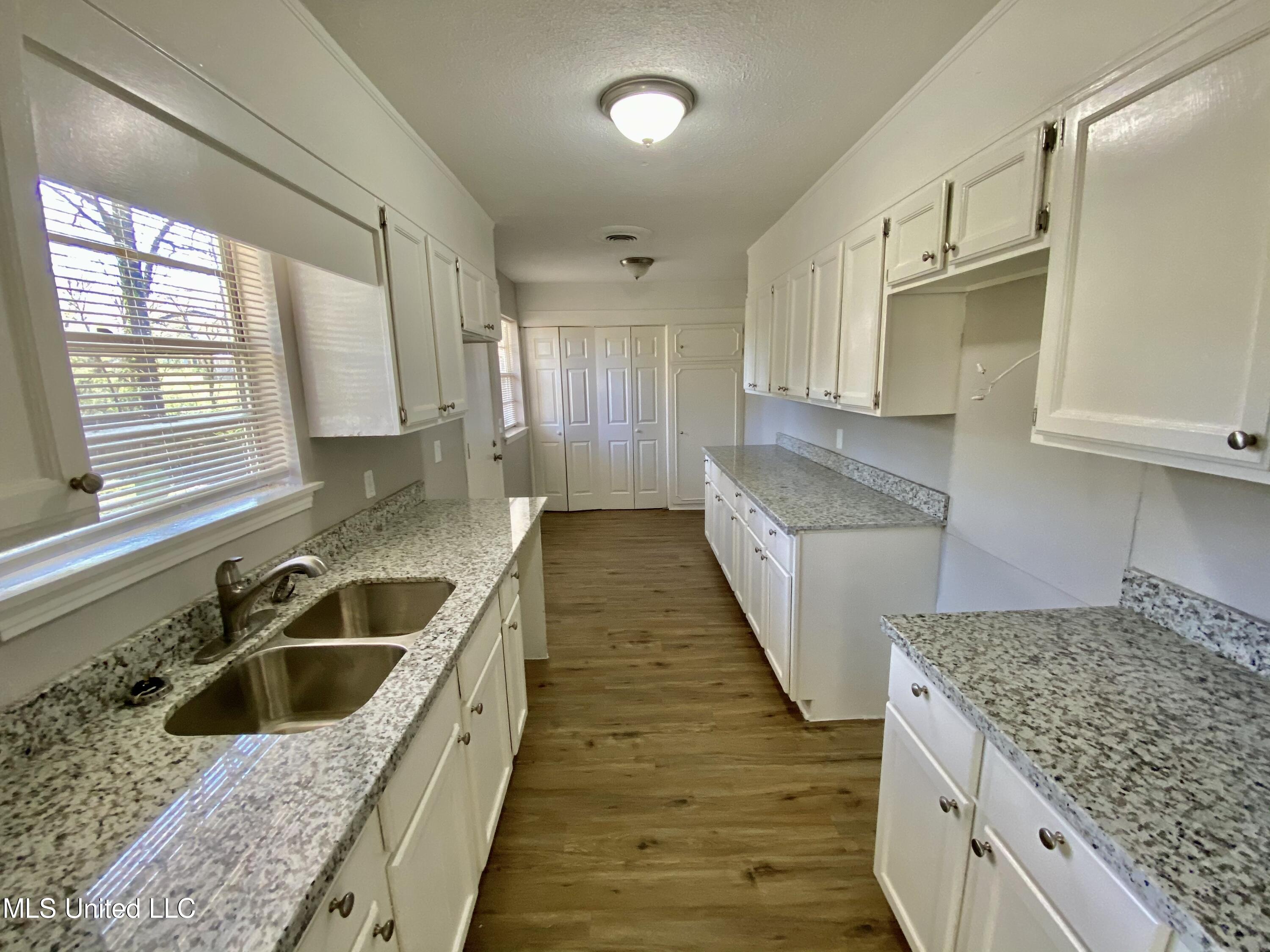 2222 Breckinridge Road Jackson, MS 39204 - Photo 7 of 22 IMG_1784