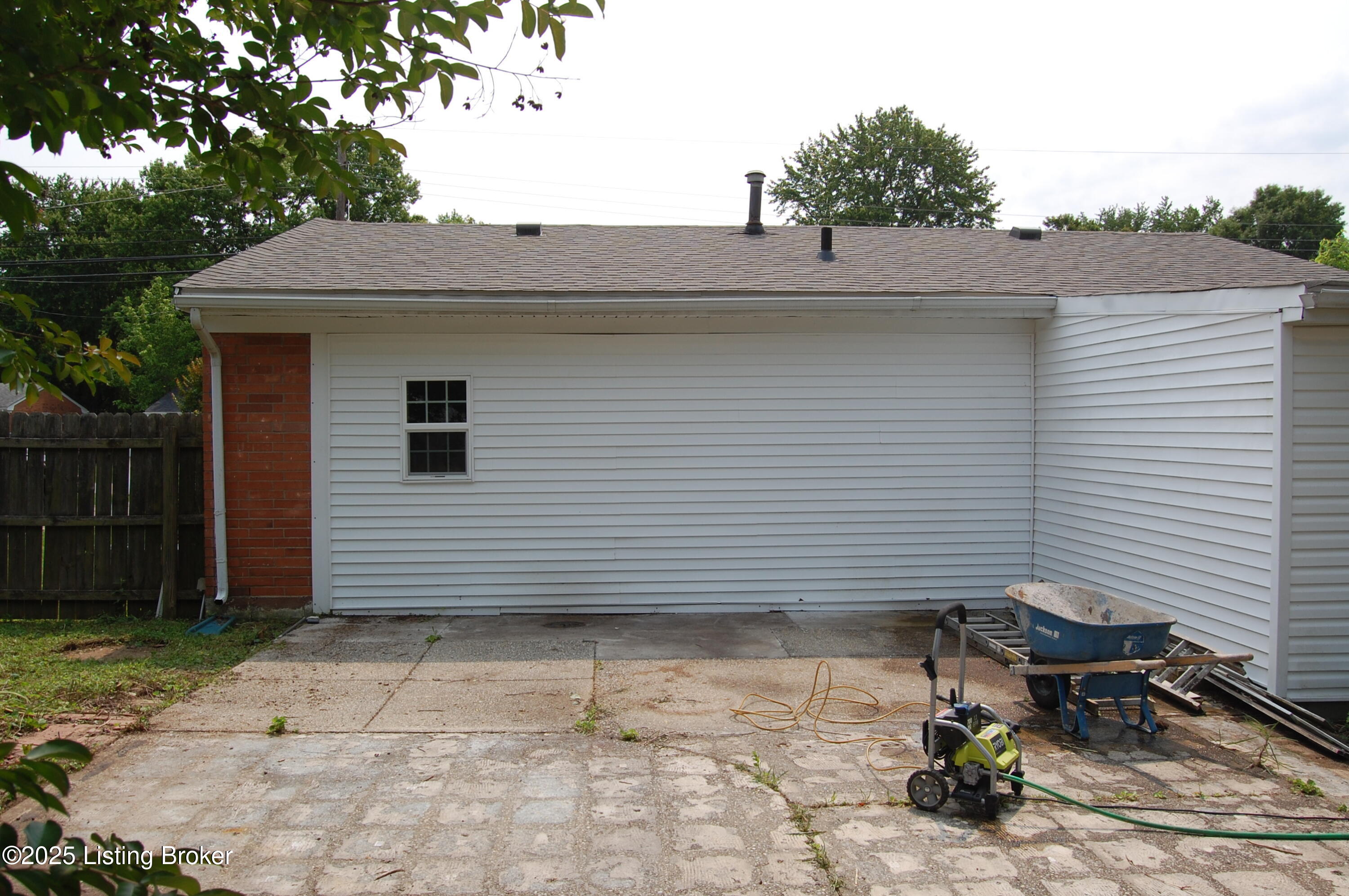9530 Maple Road Louisville, KY 40229 - Photo 20 of 23 DSC_1104