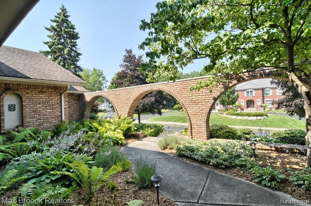 4147 Stoneleigh Road Bloomfield Hills, MI 48302 - Photo 30 of 33 Front_3rd_View.jpg