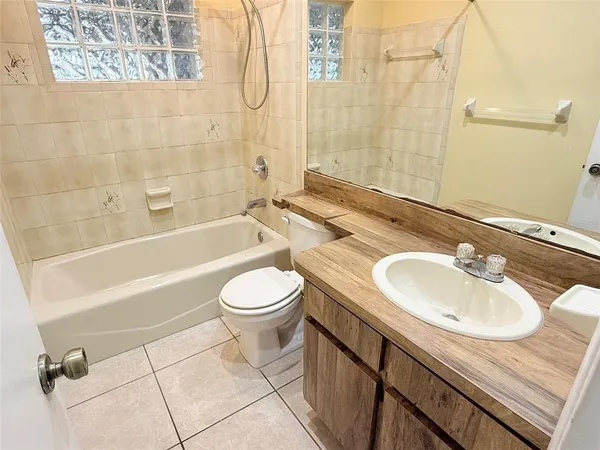 $2,395 | 1219 Julian Ln Drive, Tampa, FL 33619