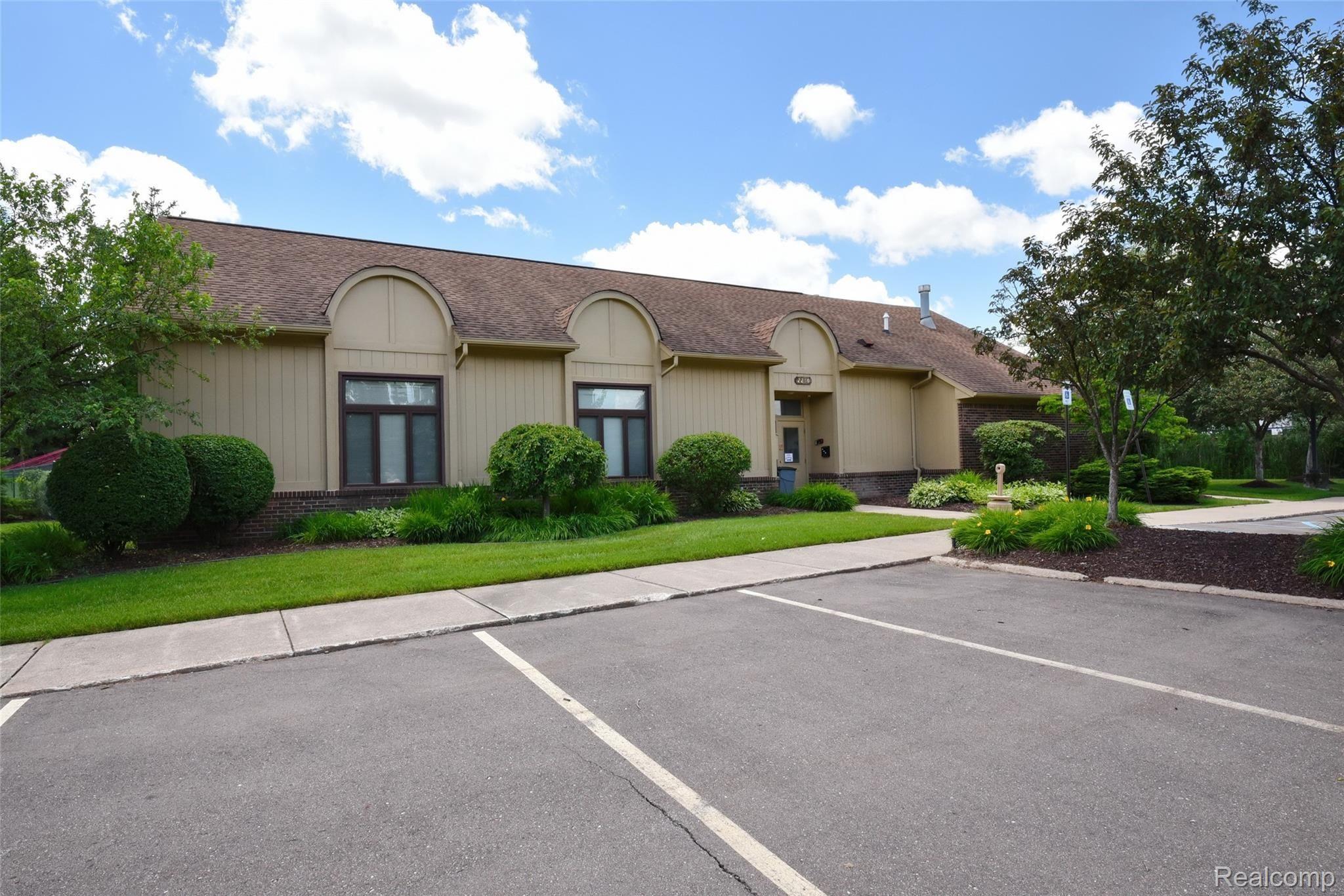 2259 Crystal Drive, Unit 32 Rochester, MI 48309 - Photo 33 of 37 2259 Crystal_33.JPG