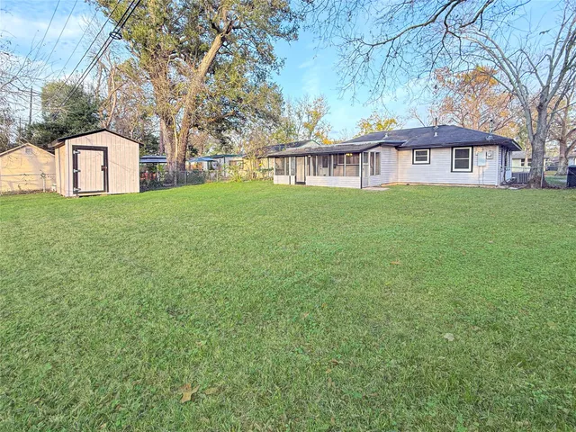 a view of a house with backyard and garden