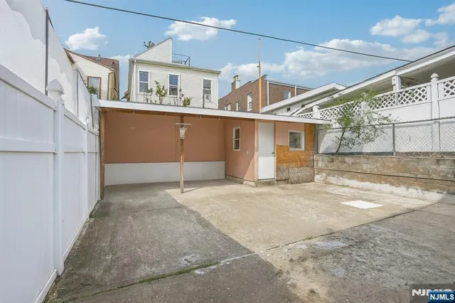 a view of a house with a backyard