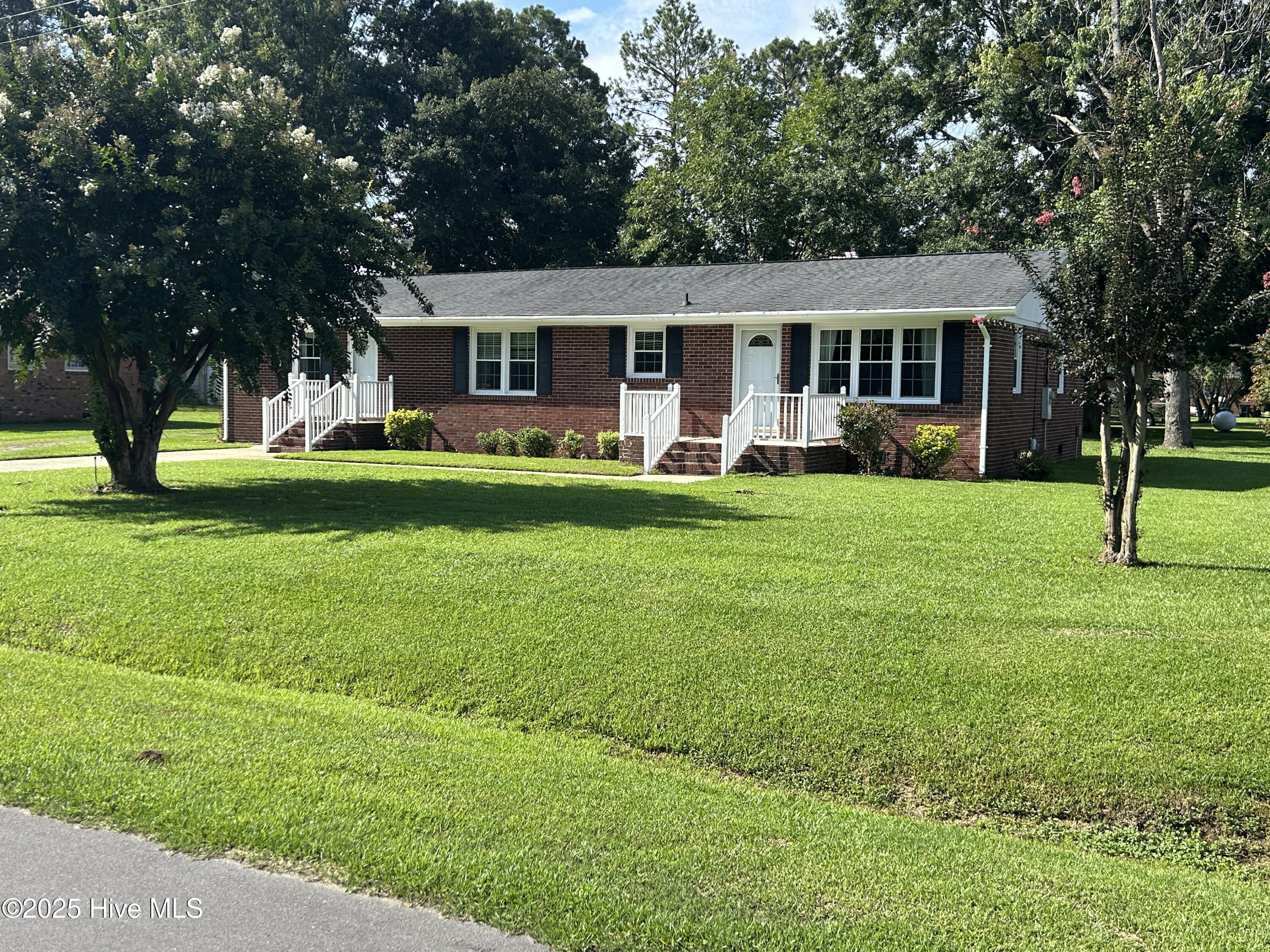 111 Colonial Drive Clinton, NC 28328 - Photo 1 of 24 Right front