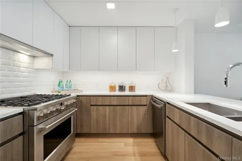 $1,236,500 | 218 Middle Neck Road, Unit 302, Great Neck, NY 11021