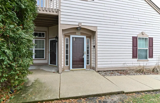$335,000 | 2245 West Vista Bella Drive, Unit 201, Oak Creek, WI 53154