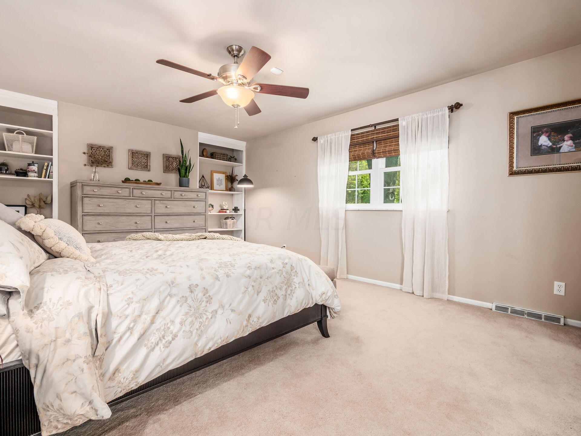 2711 Folkstone Road Columbus, OH 43220 - Photo 29 of 62 Warm and inviting Owner Suite 18'x13'4", window blind