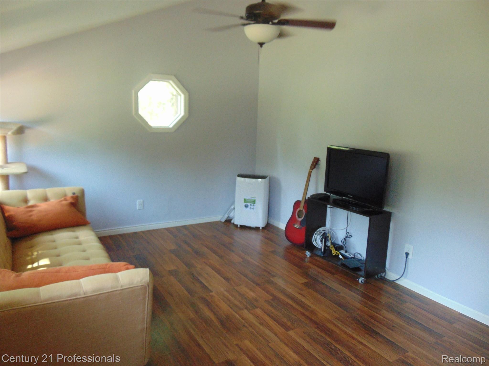 7222 Tucker Road Holly, MI 48442 - Photo 5 of 36 Another view of the Family Room / Den...