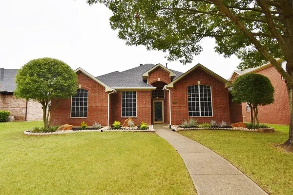 $2,195 | 1402 Lost Creek Drive, DeSoto, TX 75115