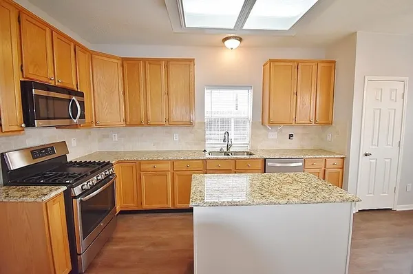 $2,195 | 1402 Lost Creek Drive, DeSoto, TX 75115