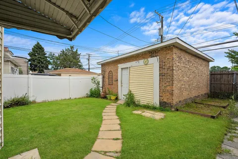a view of a house with a backyard