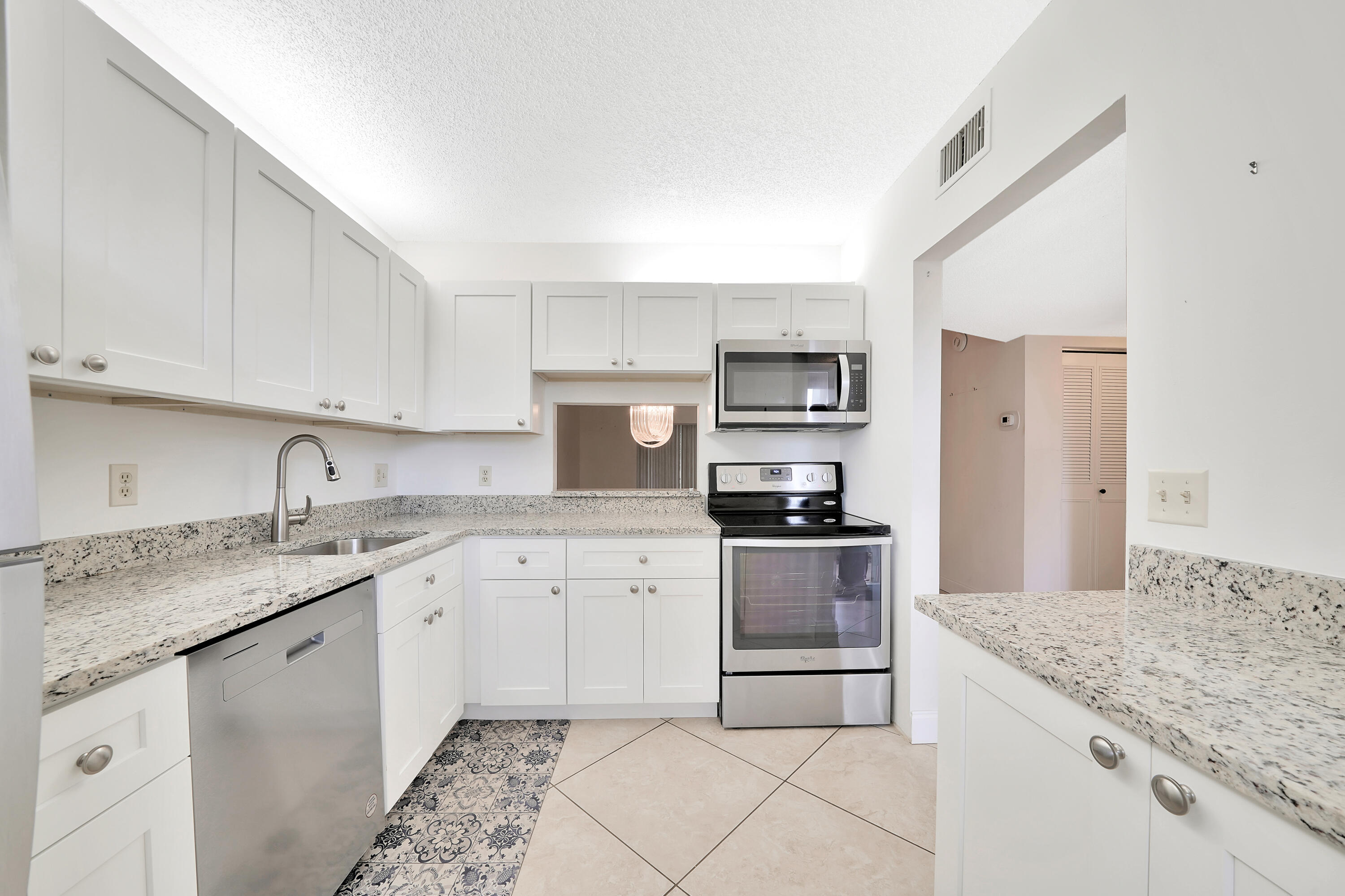 829 Camino Road, Unit 107 Delray Beach, FL 33445 - Photo 16 of 47 Kitchen (4)