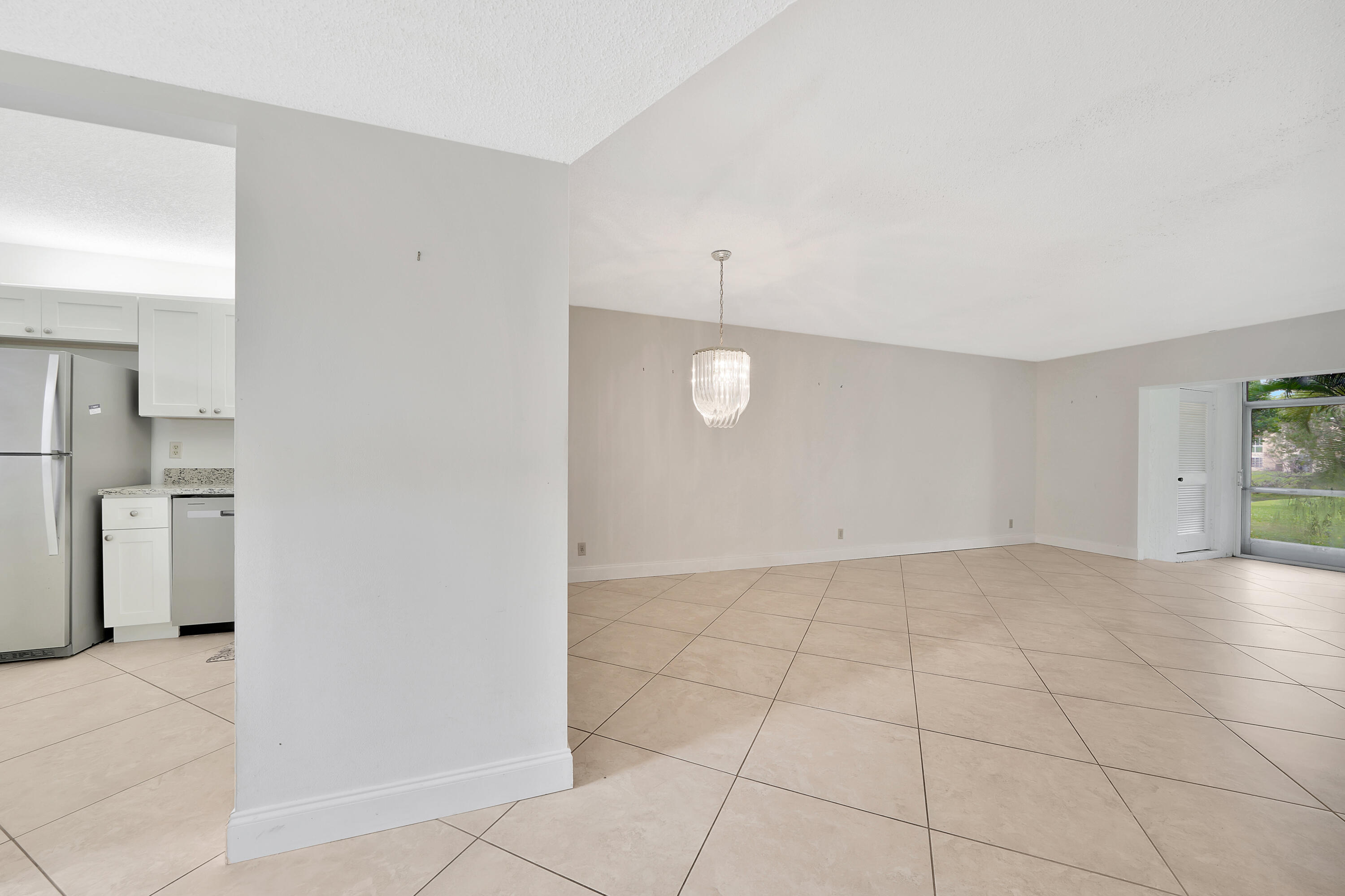 829 Camino Road, Unit 107 Delray Beach, FL 33445 - Photo 19 of 47 Living Room (2)