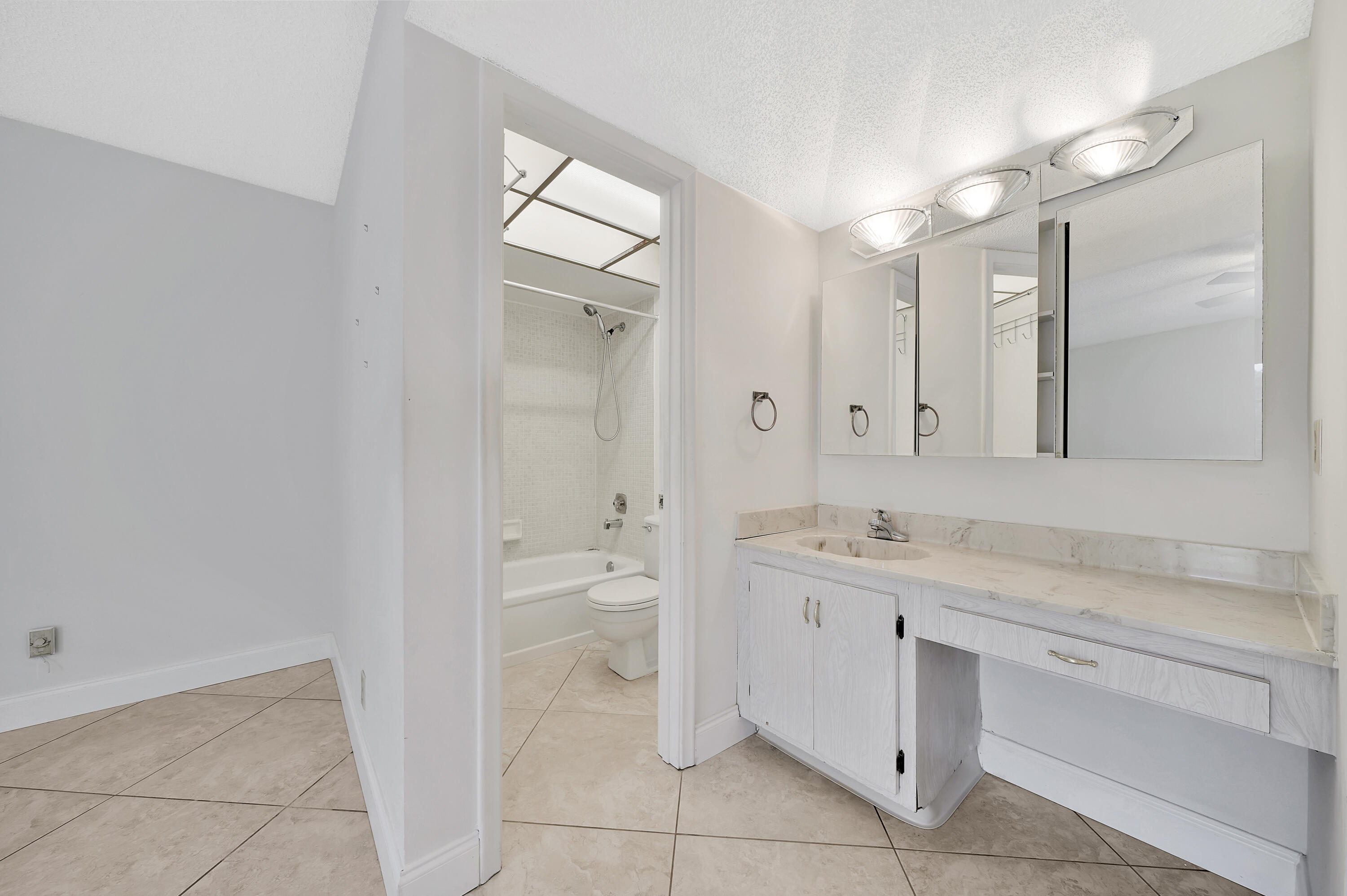 829 Camino Road, Unit 107 Delray Beach, FL 33445 - Photo 33 of 47 Master Bathroom (2)
