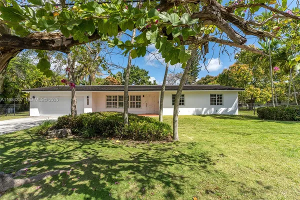 a view of house with a yard
