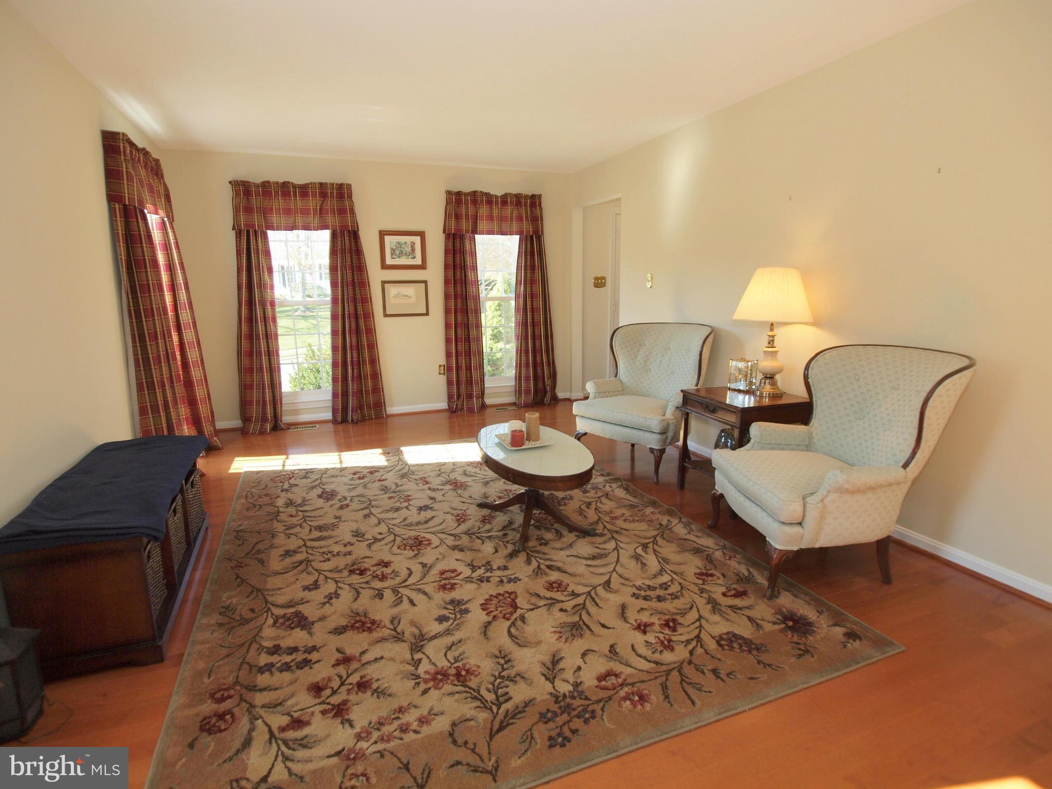6823 Spring Beauty Court Springfield, VA 22152 - Photo 4 of 29 a living room with furniture and a lamp