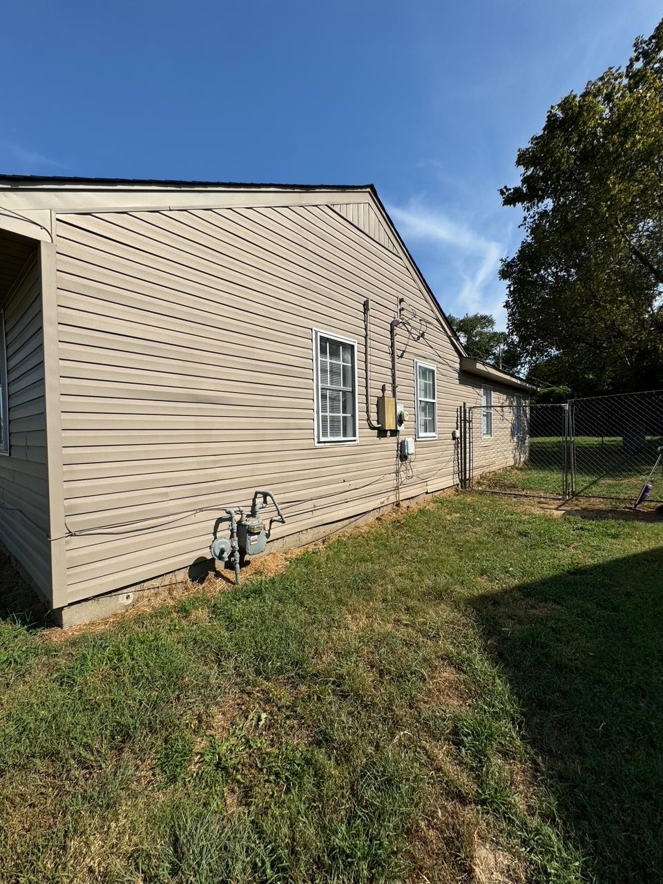 243 West Brooks Road Memphis, TN 38109 - Photo 3 of 19 a backyard of a house with lots of green space
