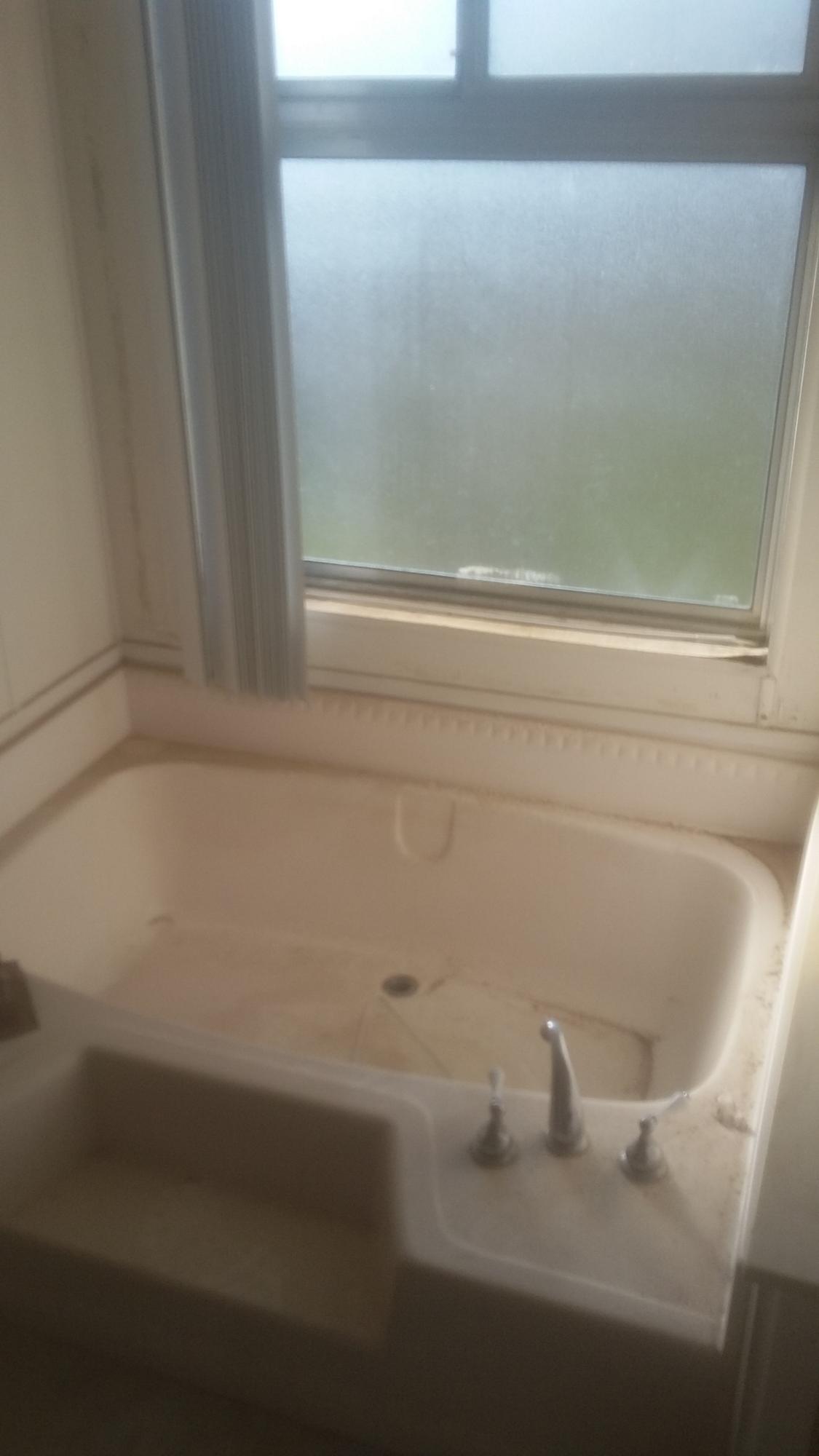 20825 Highline Road Tehachapi, CA 93561 - Photo 18 of 19 a close up of a bathtub