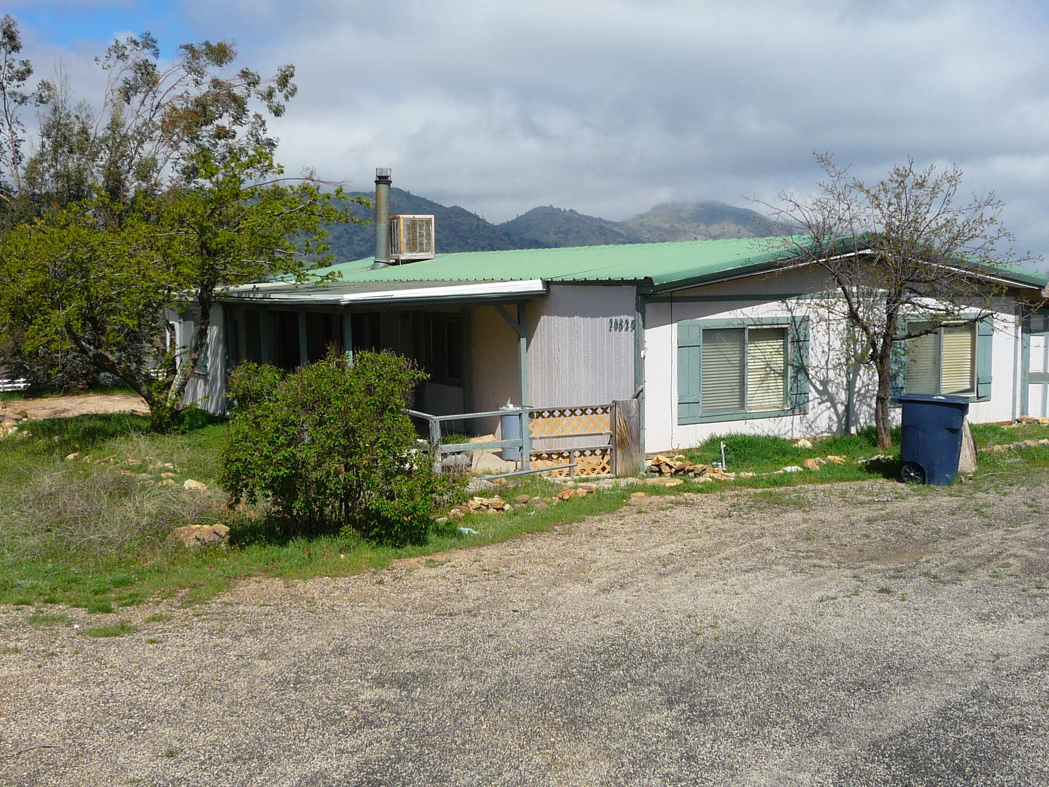 20825 Highline Road Tehachapi, CA 93561 - Photo 4 of 19 a front view of a house with garden