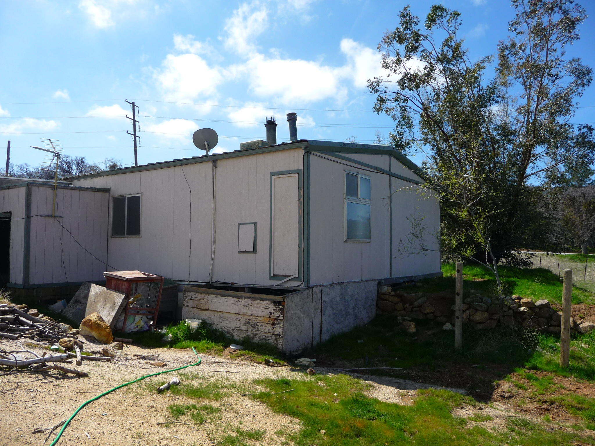20825 Highline Road Tehachapi, CA 93561 - Photo 6 of 19 a backyard of a house with lots of green space