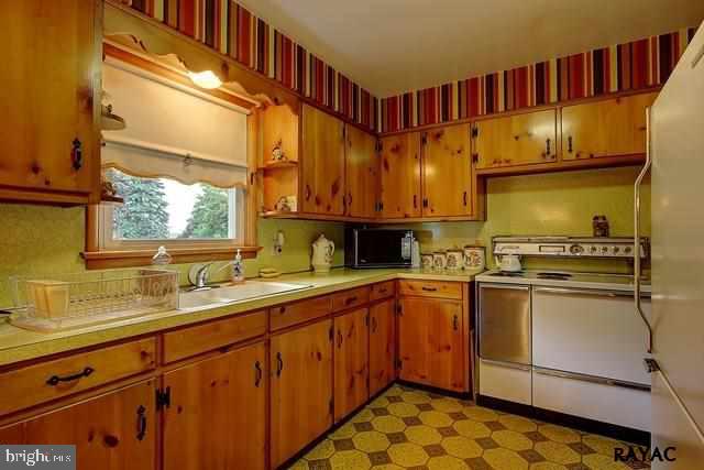 1862 Powder Mill Road York, PA 17402 - Photo 5 of 26