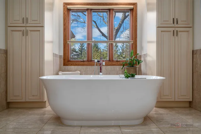 $1,895,000 | 1330 Kurtis Lane, Lake Forest, IL 60045