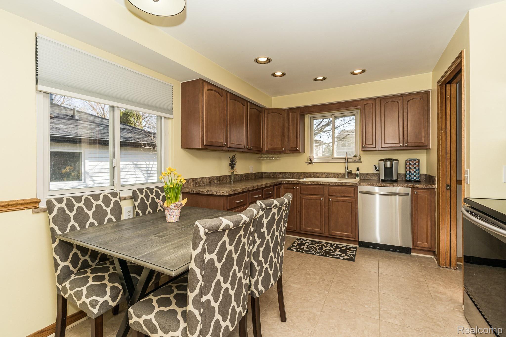 211 S Helen MLS-W002.jpg