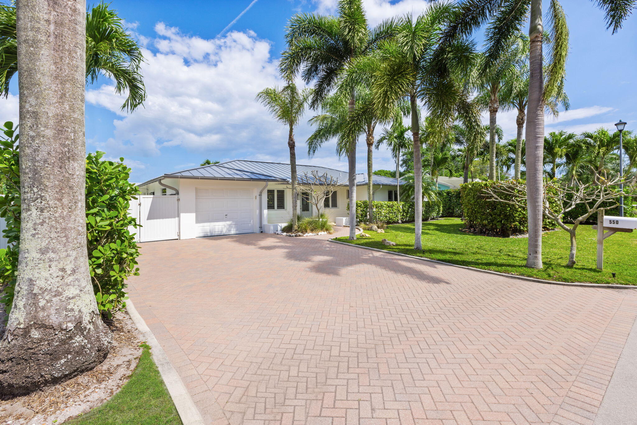 550 Dover Road Tequesta, FL 33469 - Photo 3 of 63 2-web-or-mls-ET6A4022