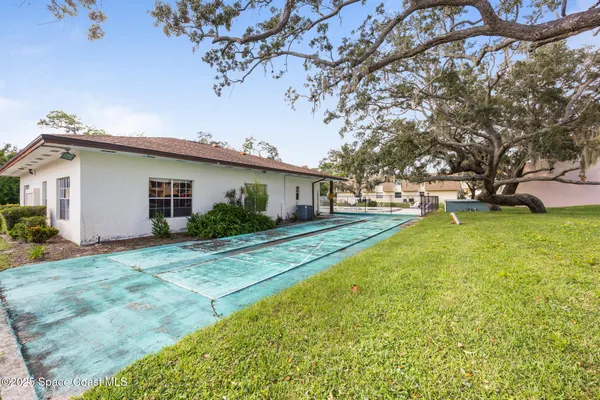 a view of a house with a backyard