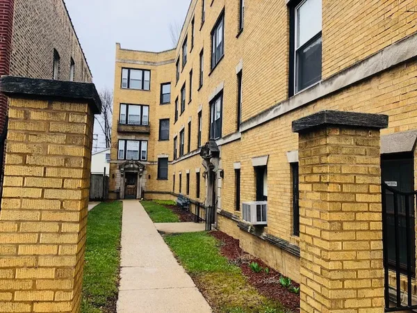 $1,700 | 3808 West Irving Park Road, Unit 11, Chicago, IL 60618