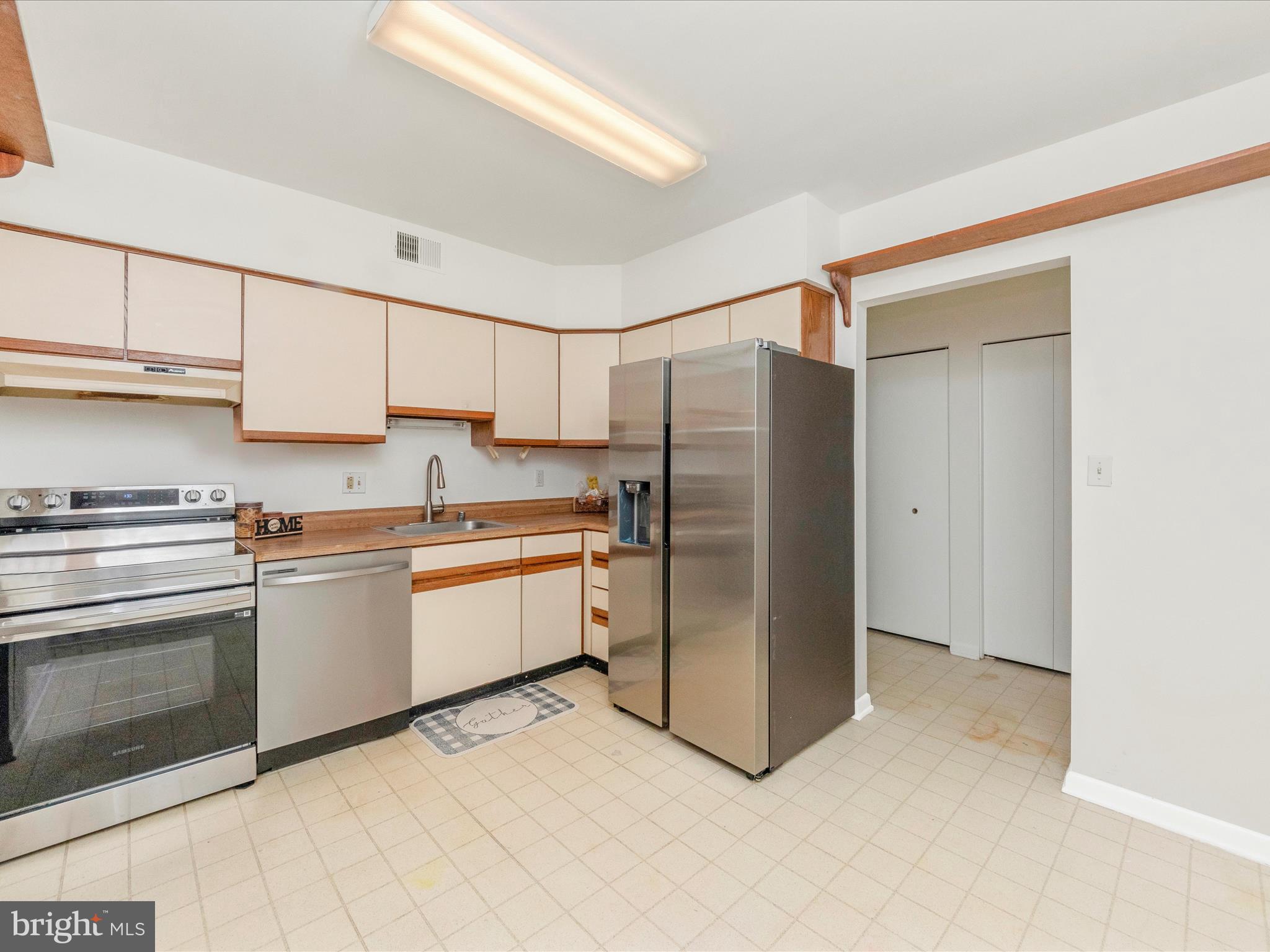 102 Castletown Road, Unit 202 Lutherville-Timonium, MD 21093 - Photo 11 of 48 Kitchen