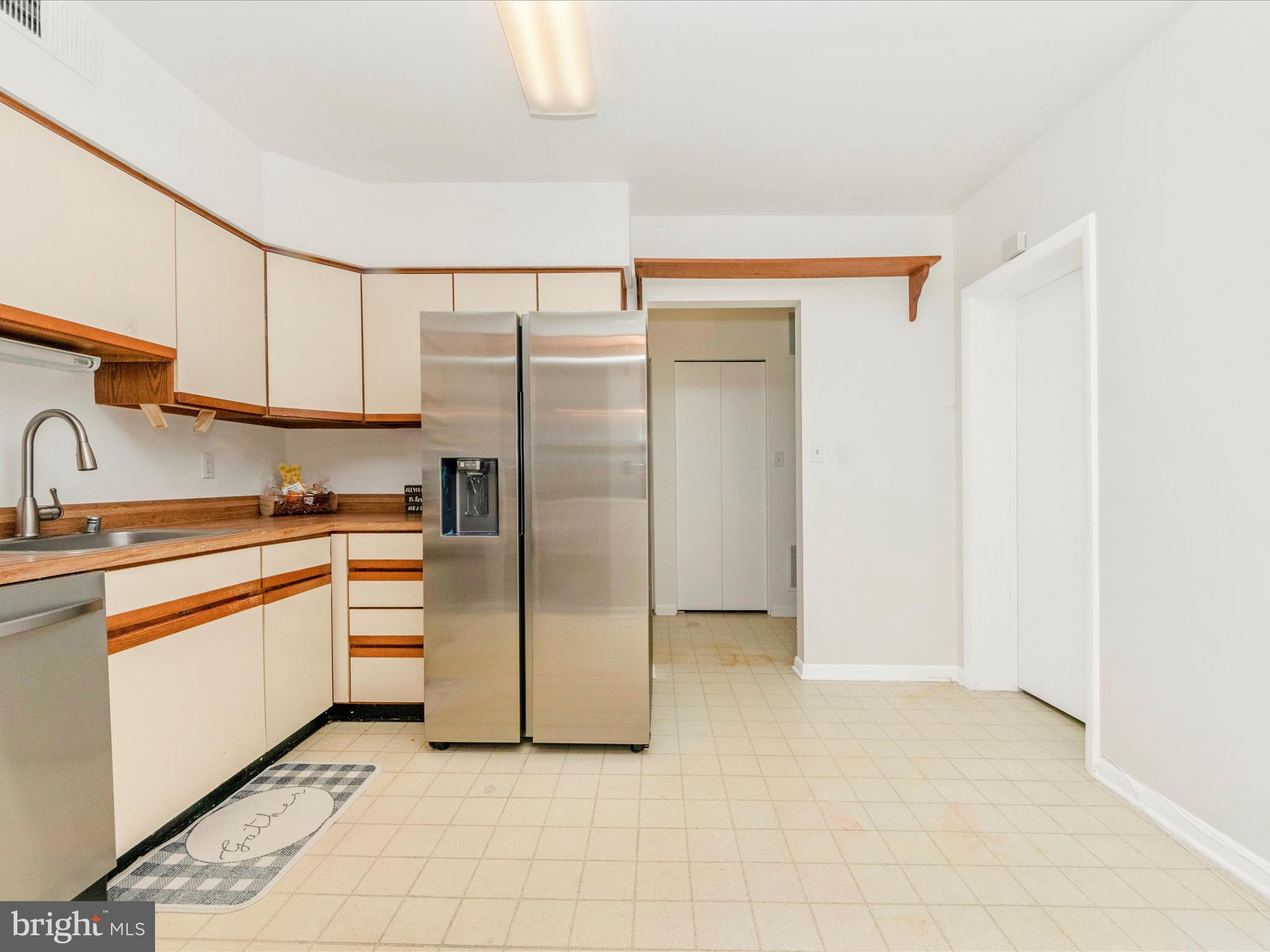 102 Castletown Road, Unit 202 Lutherville-Timonium, MD 21093 - Photo 12 of 48 Kitchen