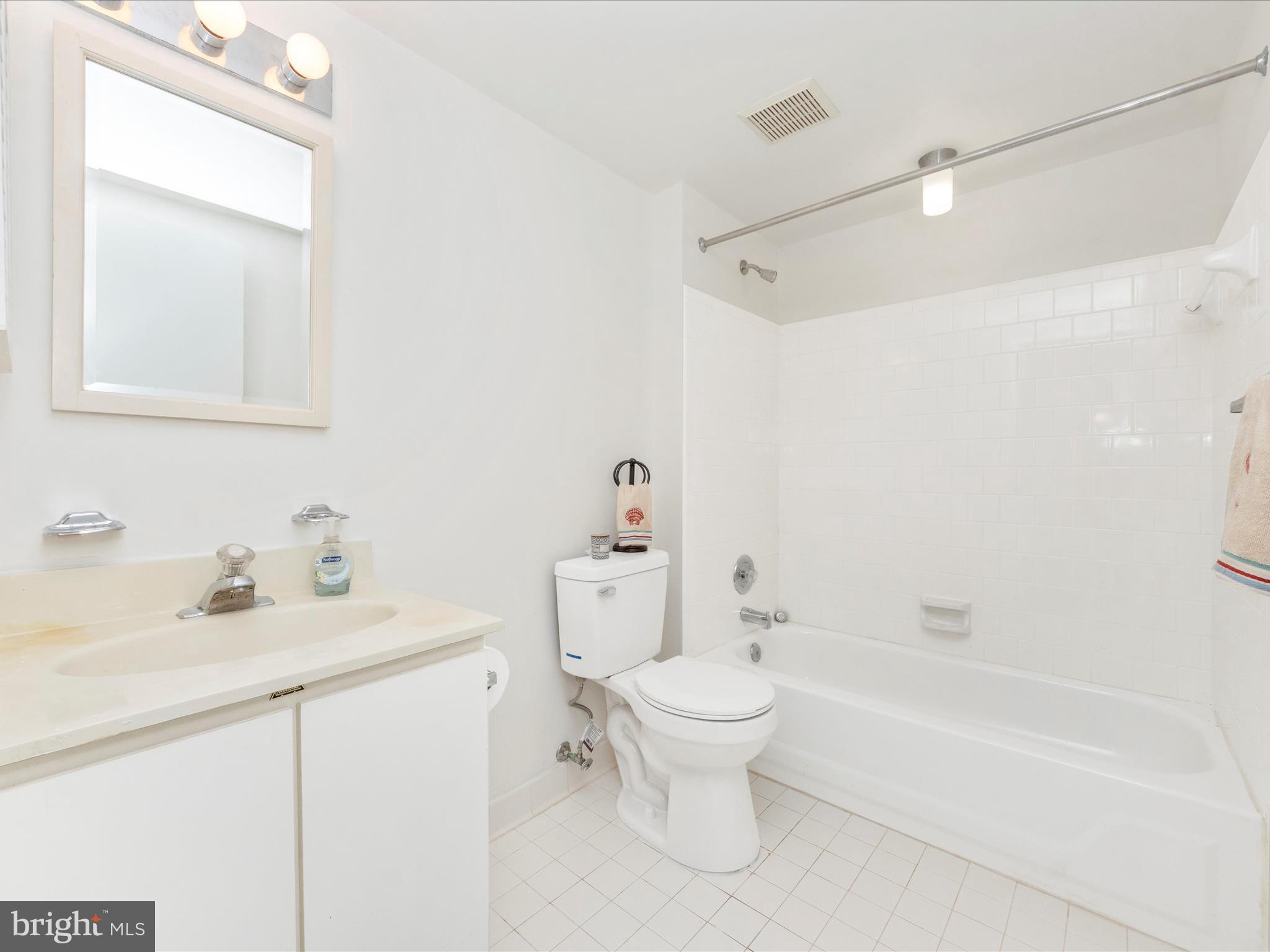 102 Castletown Road, Unit 202 Lutherville-Timonium, MD 21093 - Photo 38 of 48 Hall Bath